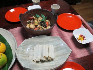 白く巻いたクレープの様なものは、江戸時代の再現菓子「麩の焼き」