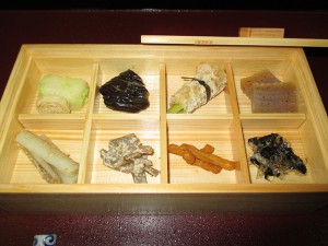 一、田毎の月　浅草のり・醤油大根・信太巻・たたき牛蒡・千茎芋くる実和え・秋茄子・蒟蒻・湯葉　餅